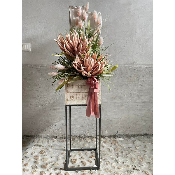 Cache pot alto con composizione floreale