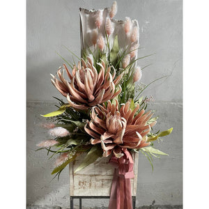 Cache pot alto con composizione floreale